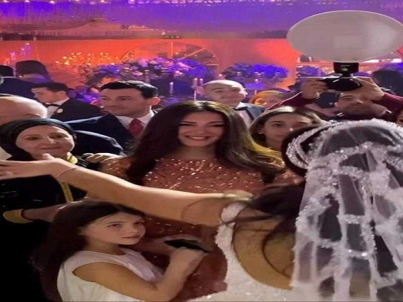 على أنغام أحمد سعد .. وصلة رقص بين دنيا سمير غانم وابنتها في أحدث ظهور «فيديو»