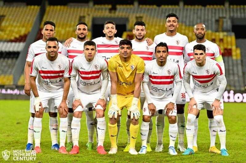 لاعبو الزمالك يؤدون صلاة الجمعة في غرفة خلع الملابس