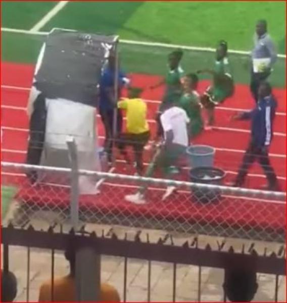 «ضرب وسحل من البنات».. شاهد.. ما حدث لحكم مباراة مازيمبي بعدما رفض احتساب ركلة جزاء