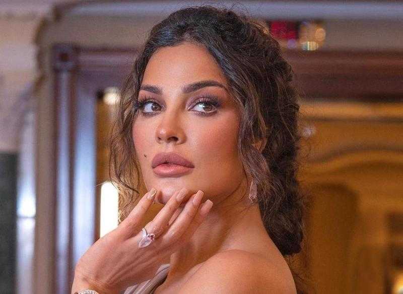 «بفستان ذهبي مكشوف».. نادين نجيم تخطف الأنظار في أحدث ظهور