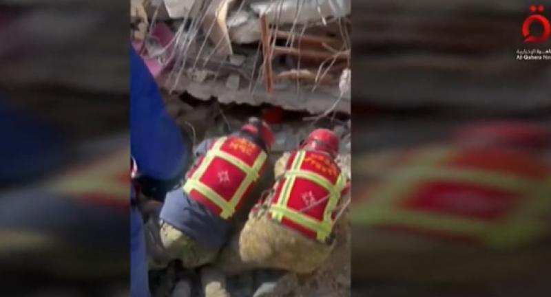 لحظة خروج شخص من تحت الأنقاض بعد أكثر من 296 ساعة «فيديو»
