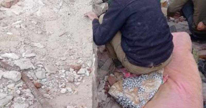 الحماية المدنية تنقذ شخص من تحت الأنقاض في انهيار عقار بالإسكندرية