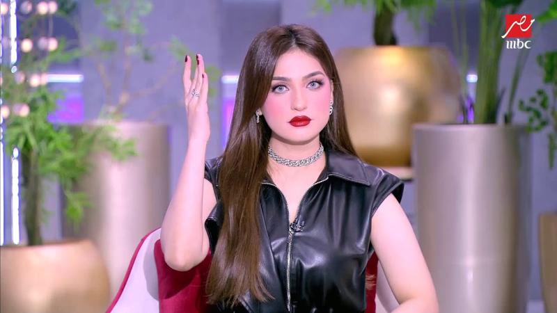 الإعلامية ياسمين عز
