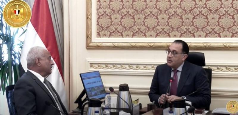 شاهد.. اجتماع رئيس الوزراء مع محافظ السويس لبحث الفرص الاستثمارية «فيديو»