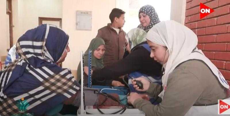 خدمات للأسر المصرية.. شاهد| قطار «ستر وعافية» يصل إلى قرية المعصرة في المنيا