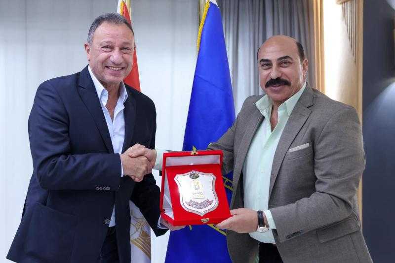 الخطيب يهدي محافظ أسوان درع وعلم الأهلي.. والأخير: ناد عريق وتاريخه حافل