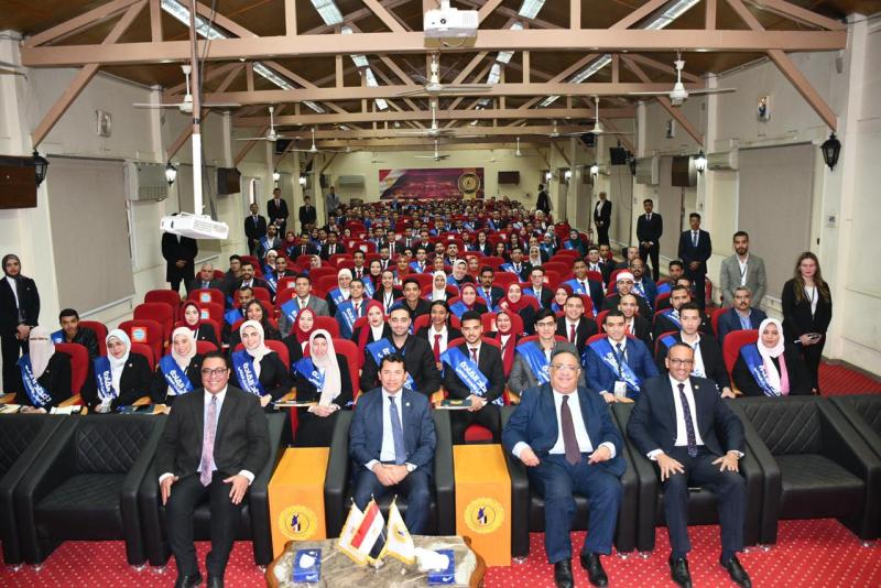 وزير الشباب يلتقي طلاب ملتقى قادة التغيير لطلاب الجامعات المصرية  بمعهد إعداد القادة