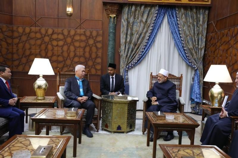 «شيخ الأزهر» يدعو لموقف إسلامي موحد تجاه المساس بمقدسات المسلمين
