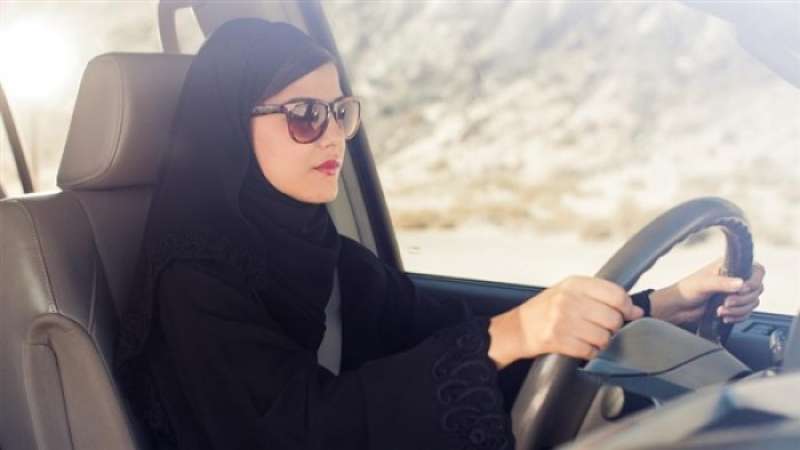امرأة تقود سيارة