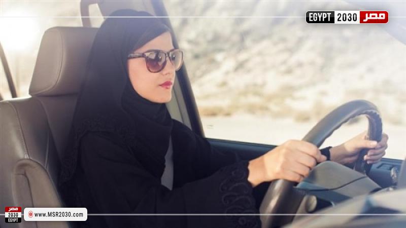 امرأة تقود سيارة