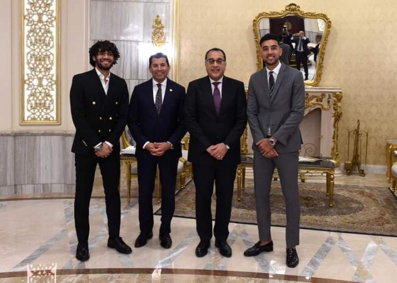 رئيس الوزراء ووزير الرياضة رفقة النني وكوكا