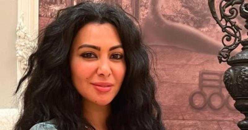 ميرهان حسين تخطف الأنظار بإطلالة ناعمة وألوان ترابية