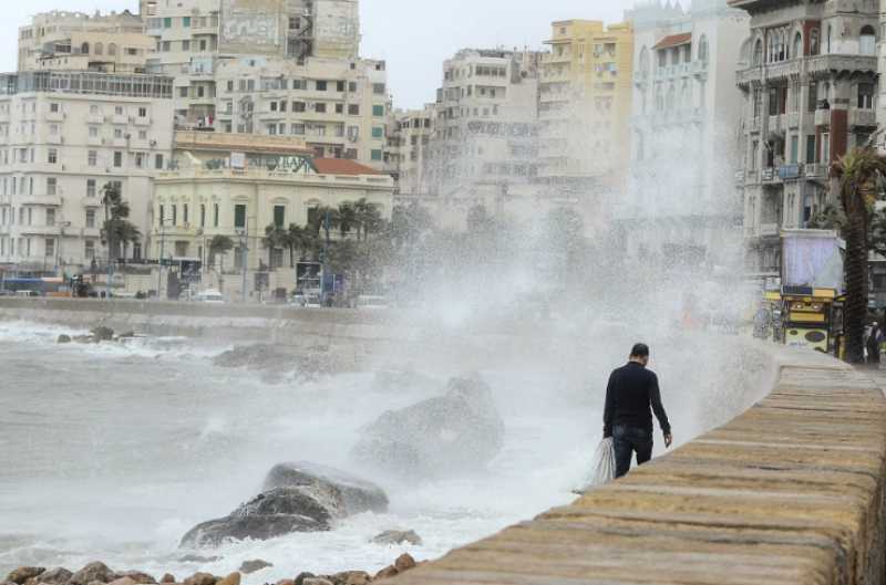 انحسار المياه يضرب شواطئ الإسكندرية.. وظهور منطقة رملية جديدة في محطة الرمل