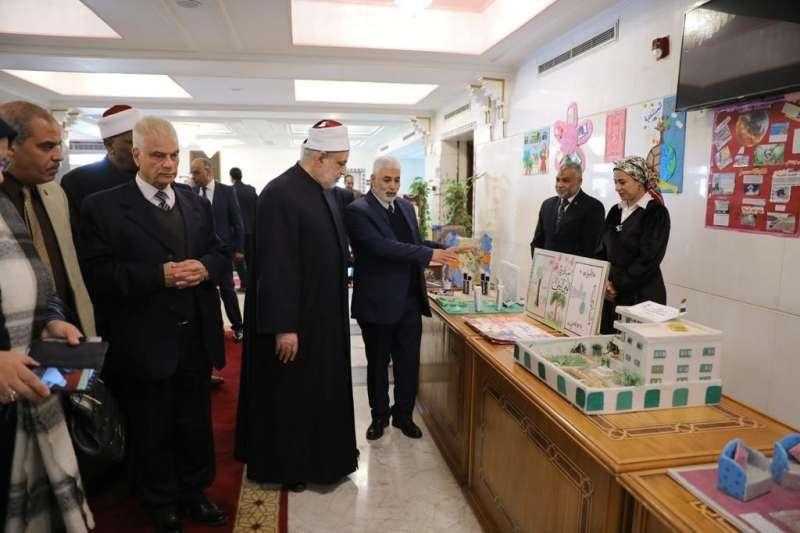 وكيل الأزهر ورئيس قطاع المعاهد يفتتحان معرضًا فنيًا على هامش احتفالية «نور»