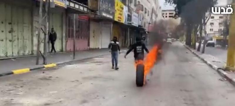 اندلاع مواجهات بين شبان وقوات الاحتلال في وسط الخليل.. «فيديو»