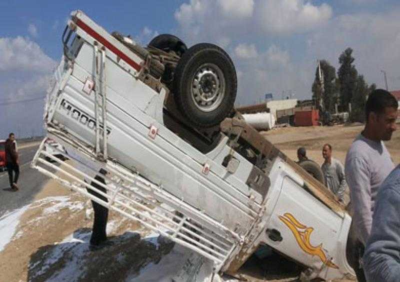 بالأسماء.. إصابة 8 أشخاص في حادث انقلاب سيارة نصف نقل بصحراوي البحيرة