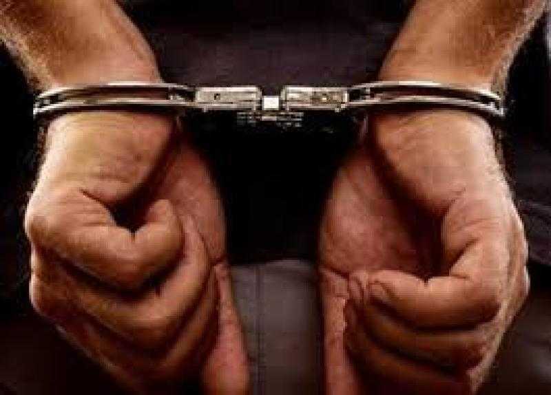 إحالة عامل للجنايات بتهمة انتحال صفة ضابط شرطة للنصب على المواطنين بالمقطم