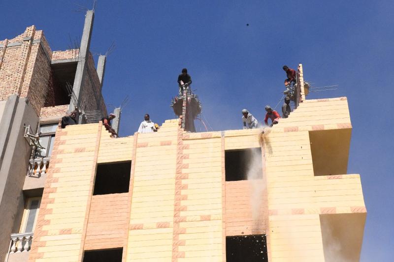 محافظ قنا  يتابع إزالة عدد من الأدوار المخالفة بنجع حمادي