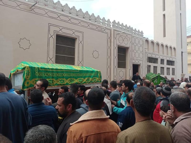 الآلاف يشيعون جنازة موظف وزوجته ضحايا حادث بالبحيرة