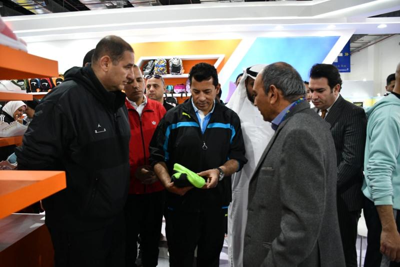 وزير الرياضة يصطحب مدير نادي بني ياس في جولة داخل أجنحة معرض ”سبورتس إكسبو”