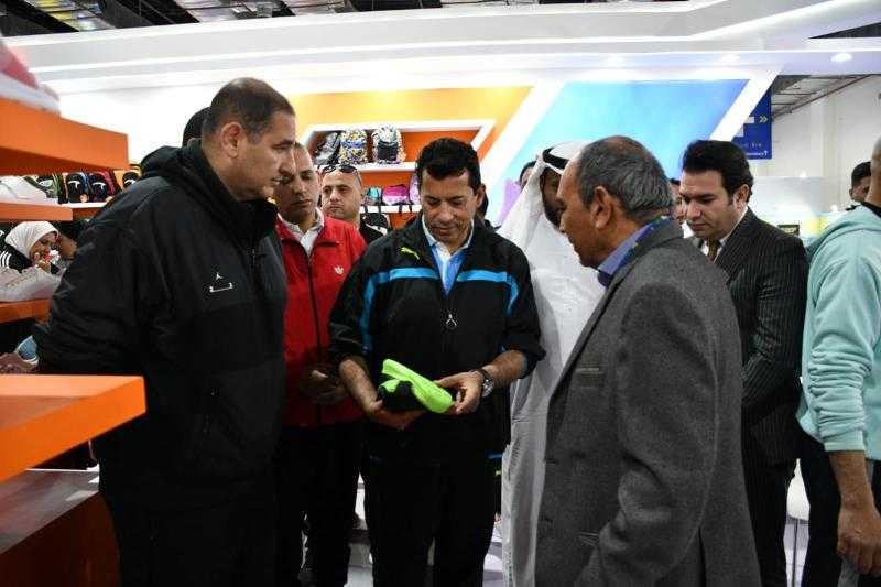 وزير الرياضة يصطحب مدير نادي بني ياس في جولة داخل أجنحة معرض ”سبورتس إكسبو”