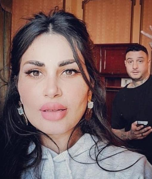 ندى الكامل تثير الجدل بصورة رومانسية وجريئة برفقة عمر كمال