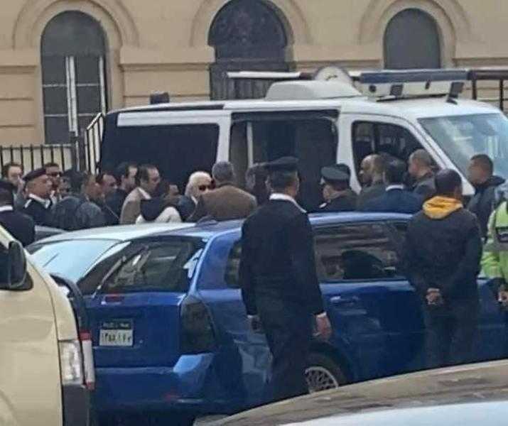 شاهد.. لحظة ترحيل مرتضى منصور إلى مقر حبسه