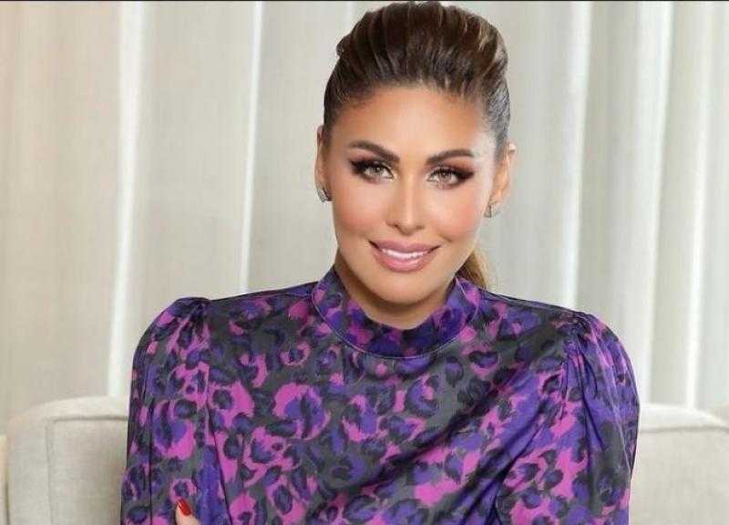 مي سليم تستعرض رشاقتها بفستان أنيق