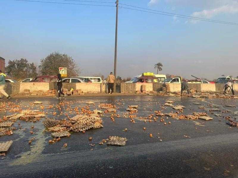 إعادة الحركة المرورية لطبيعتها بعد رفع آثار انقلاب سيارة محملة بالبيض