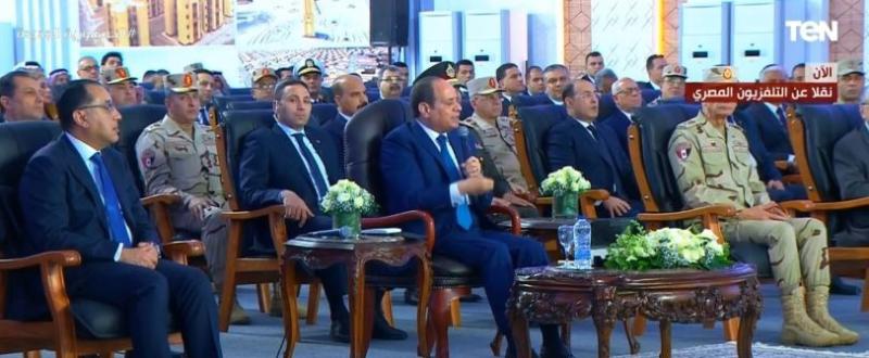 السيسي ساخرًا: «عملوا فيلم وقالوا هبيع قناة السويس بتريليون دولار».. فيديو