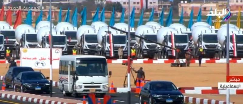 جولة تفقدية للسيسي لمتابعة اصطفاف المعدات المشاركة في تنمية سيناء.. «فيديو»