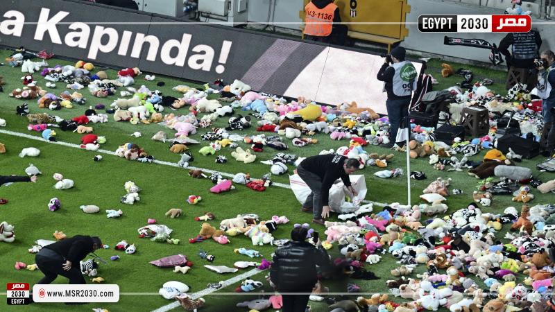 جماهير بشكتاش وأنطاليا سبور تلقي ألعاب أطفال على أرضية الملعب لإرسالها لمتضرري الزلزال