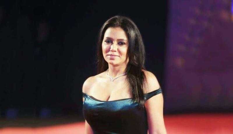 «بچيب قصير».. رانيا يوسف بإطلالة جذابة أمام البحر