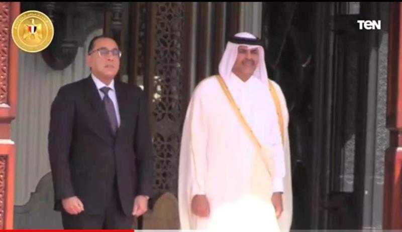 شاهد.. مراسم استقبال رسمية لرئيس الوزراء من نظيره القطري