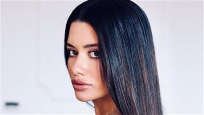 إطلالة ملفتة للفنانة سينتيا خليفة بفستان أسود شفاف
