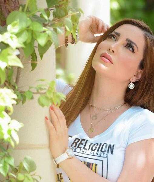 نسرين طافش تستعرض رشاقتها بفستان موف طويل