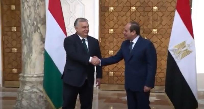 مراسم استقبال السيسي لرئيس وزراء المجر.. «فيديو»
