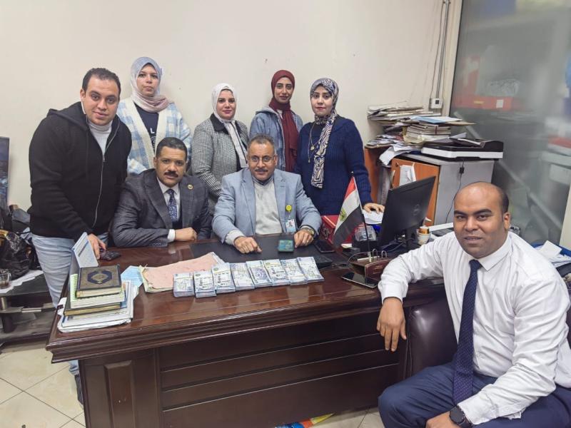 جمارك مطار سوهاج تحبط محاولة تهريب كمية من النقد الأجنبي.. صور