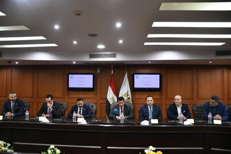 وزير الشباب والرياضة يُوقع بروتوكول تعاون مشترك مع حزب مستقبل وطن