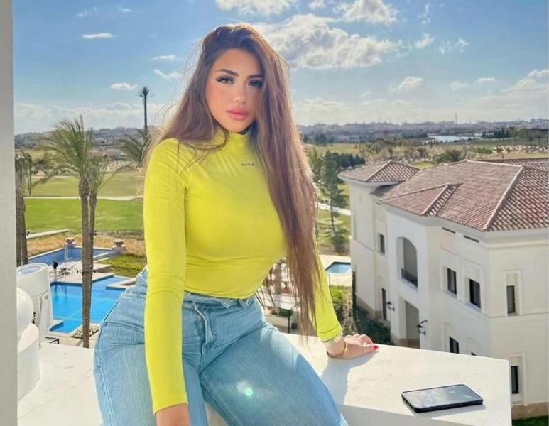 «بتوب مكشوف من البطن».. إطلالة جريئة للفنانة سارة سلامة