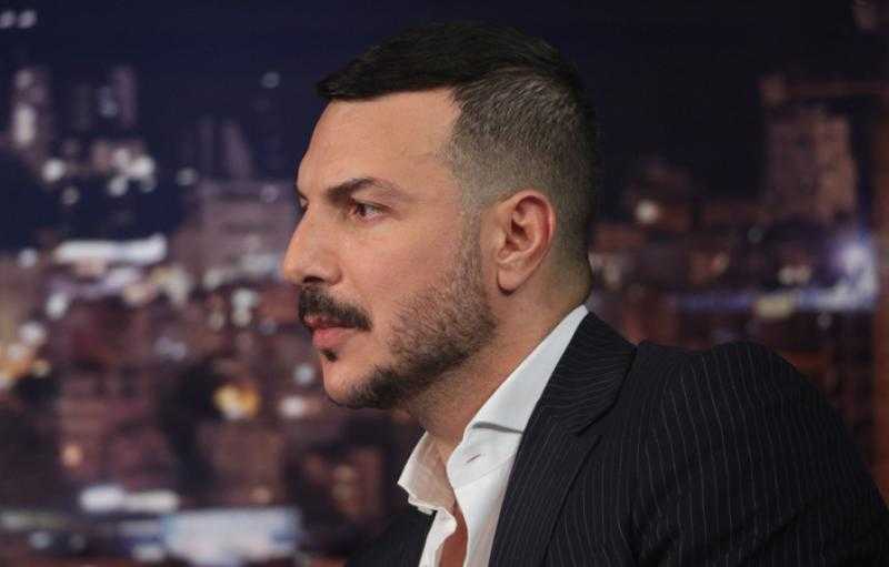 قبلة ساخنة بين باسل خياط ورزان جمال تثير الجدل