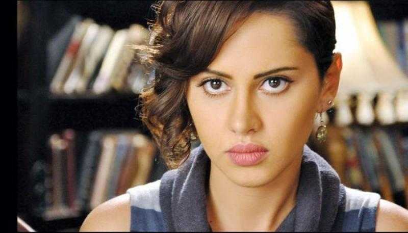 إطلالة ناعمة للفنانة ياسمين رئيس من داخل سيارتها