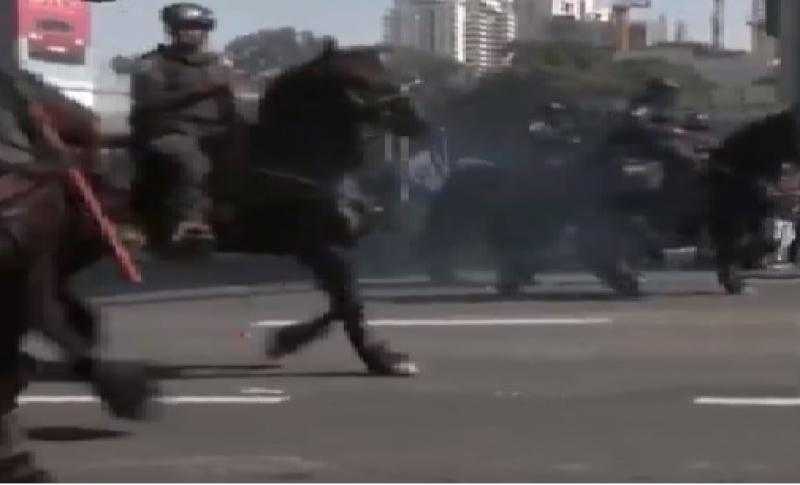 شاهد .. إسرائيل تُفرق احتجاجات تل أبيب بالخيول