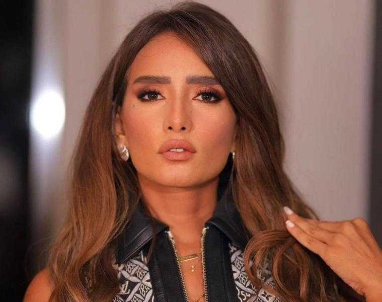 زينة تخطف الأنظار «بمكياج» ساحر وأنيق