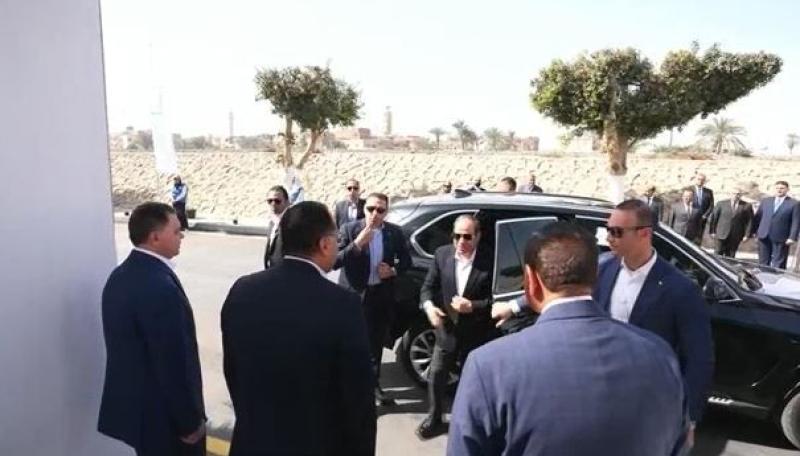 السيسي يتفقد مكتبة حياة كريمة بقرية المعصرة في المنيا