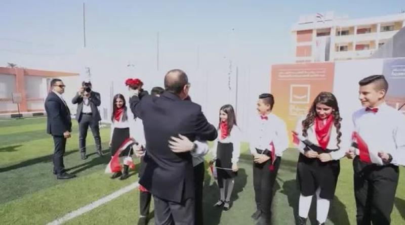 شاهد.. رد فعل السيسي على طلب طفل باحتضانه «فيديو»