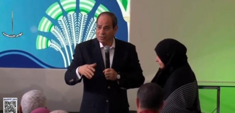 السيسي لوالدة شهيد: «مهما عملنا وكرمنا مش هنوفيكي حقك»