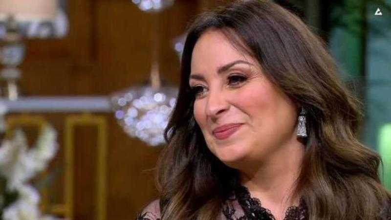 نيرمين الفقي بإطلالة مبهجة على شاطئ البحر