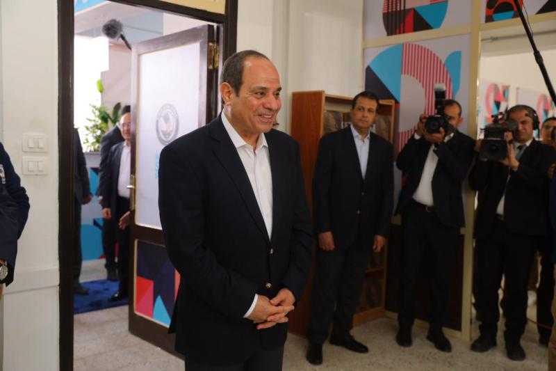 السيسي يوجه التحية والتقدير لمعلمي مدرسة المتفوقين بالمنيا الجديدة