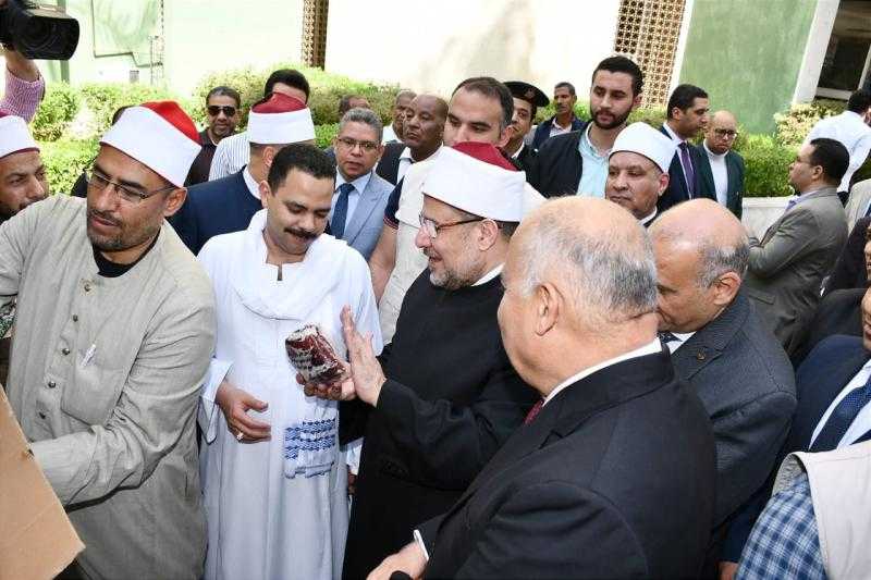 «وزير الأوقاف» يشهد توزيع 2 طن من لحوم الصكوك في قنا